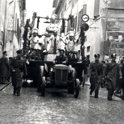 Archivio di Stato di Rieti, Rieti, Carnevale 1953, Sfilata dei carri mascherati
